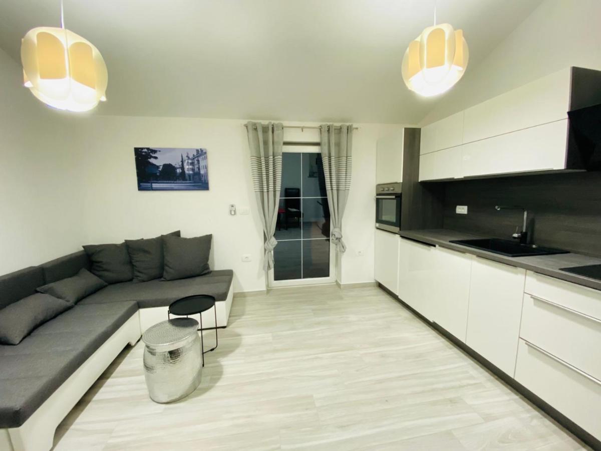 Apartma Mija-Dekani Екстер'єр фото